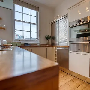 2-bedroom Stunning, Modern & Spacious Apartment, Near Ocean Village, - Plenty Of Parking - By Blue Puffin Southampton